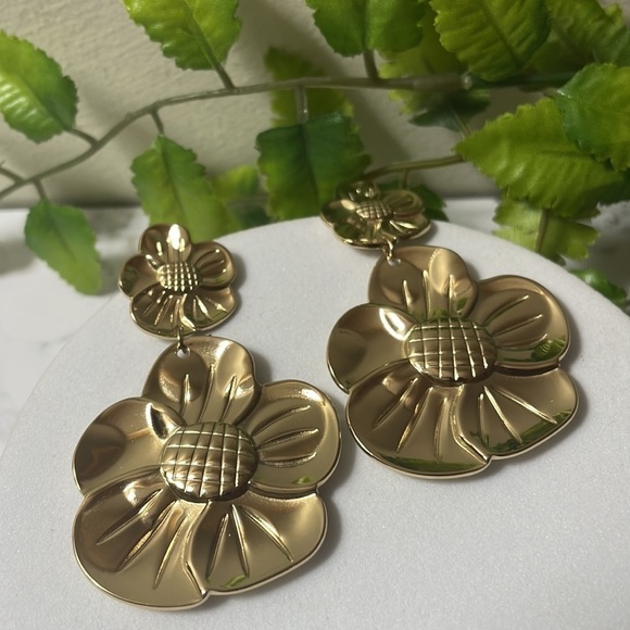 Zara Flower Drop Earrings - Picture 4 of 11